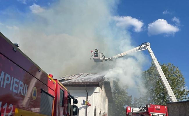ACUM! INCENDIU la un RESTAURANT din Pitești