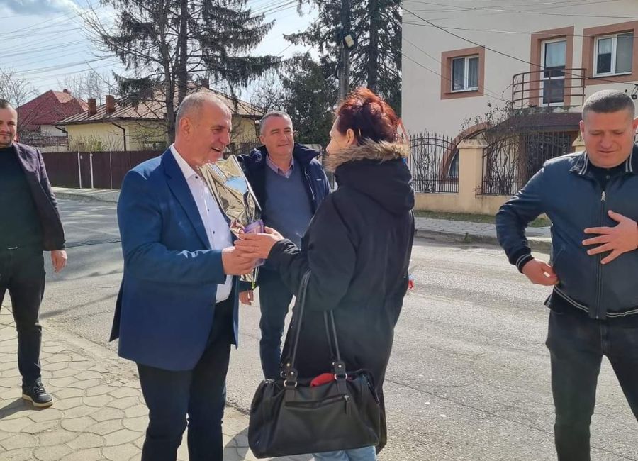 Primarul Nicolae Velcea a oferit flori doamnelor și domnișoarelor