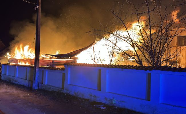 ACUM! INCENDIU URIAȘ într-o comună din Argeș!