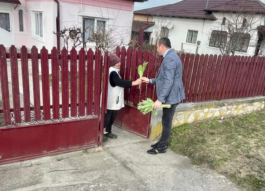 Primarul comunei Budeasa a oferit flori doamnelor și domnișoarelor