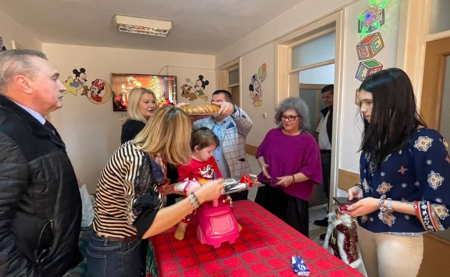 Adrian Bughiu și sotia sa i-au serbat ziua și tăiat moțul unei micuțe dintr-un centru maternal