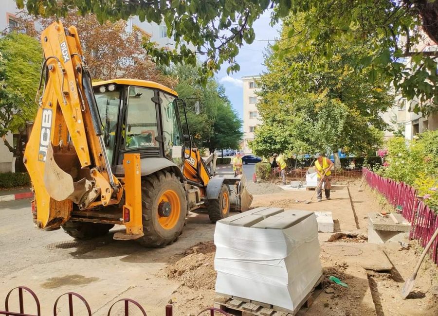 Lucrări pe o stradă din Mioveni