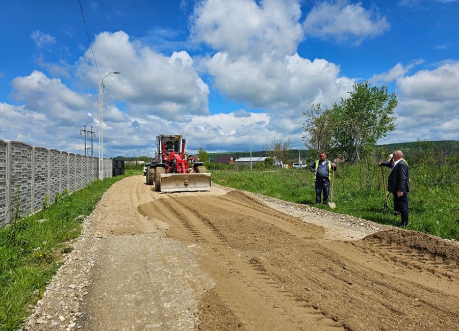Lucrări de asfaltare la Ştefăneşti