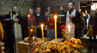 Slujbă religioasă la biserica din lemn de la Muzeul Golești