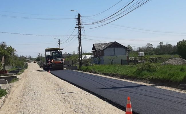 A început asfaltarea drumului județean 703B, Lunca Corbului - Costești