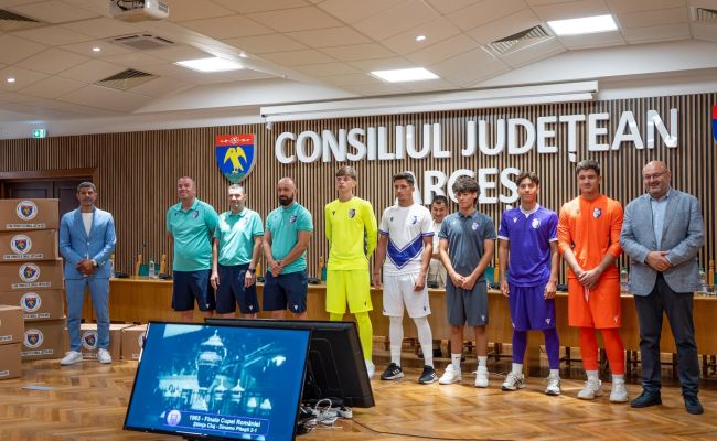 500 de tineri fotbaliști de la FC Argeș au primit echipamente noi de joc, printr-un proiect cofinanțat de Consiliul Județean Argeș