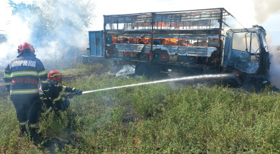 ACUM! Incendiu puternic în Argeș! Un camion cu stupi a luat FOC