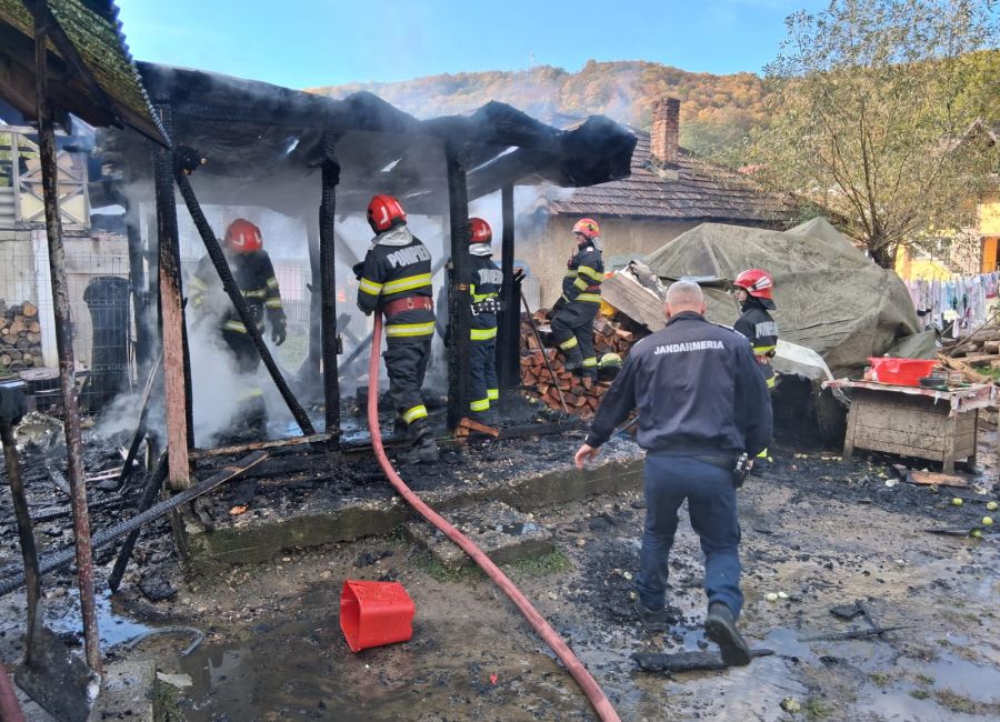 Incendiu într-o GOSPODĂRIE din Argeș!