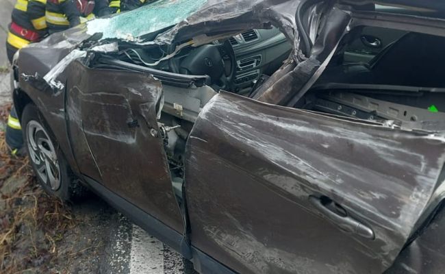 Accident în Argeş! Impact între trei maşini şi un TIR