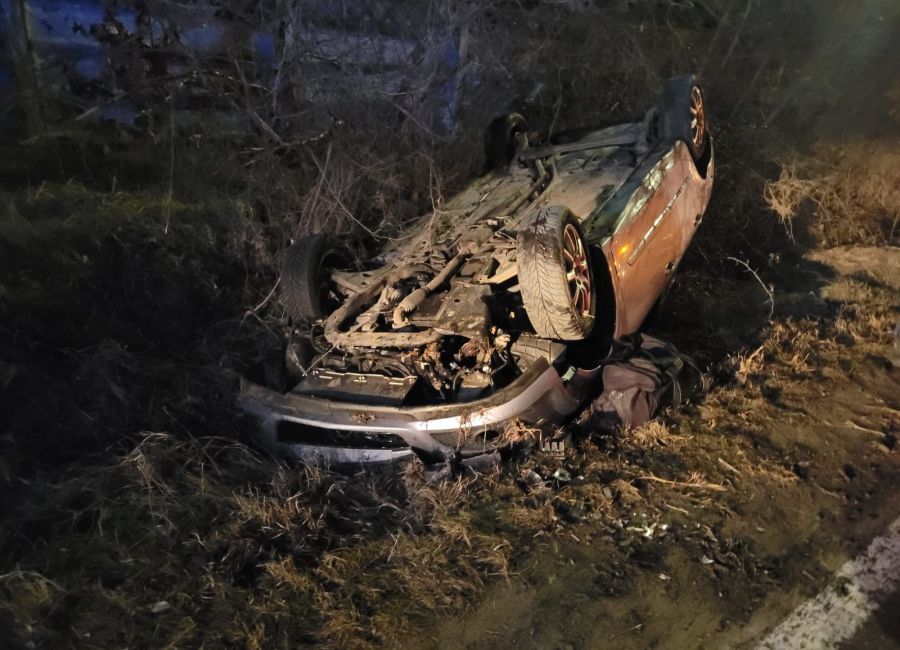 Azi-noapte, accident în Argeș! O mașină s-a RĂSTURNAT