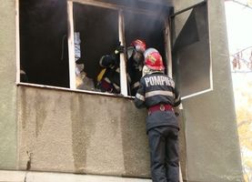 ACUM! INCENDIU într-un APARTAMENT din Pitești
