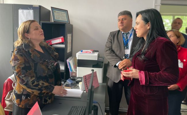 Ministrul Simona Bucura-Oprescu, președintele CJ Argeș Ion Mînzînă și primarul Cristian Gentea s-au întâlnit cu angajatorii și candidații de la Bursa Locurilor de Muncă de la Pitești! Argeșul se dezvoltă prin investiții majore care aduc locuri de muncă pl
