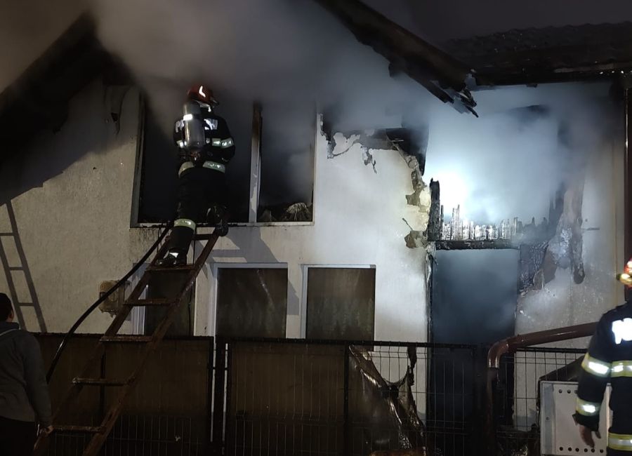 Incendiu puternic în comuna Rucăr