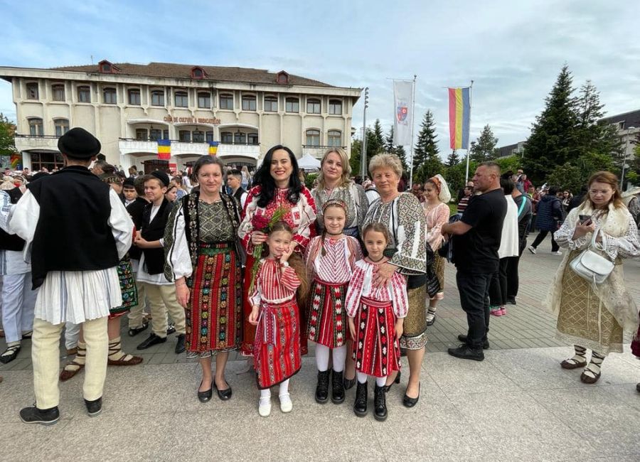 În Parlamentul României, expoziţie de costume tradiţionale de Argeş şi Muscel
