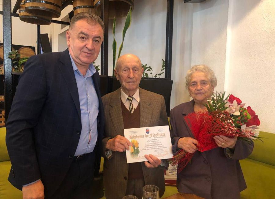 Primarul Gentea a premiat un cuplu din Piteşti care a împlinit 70 de ani de căsătorie