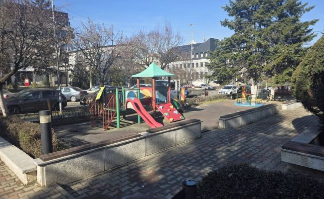 Lucrări de modernizare la locurile de joacă din centrul civic!