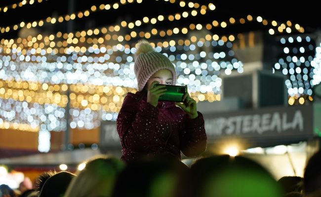 Primarul Gentea a aprins iluminatul festiv, alături de minunaţii copii ai Piteştiului