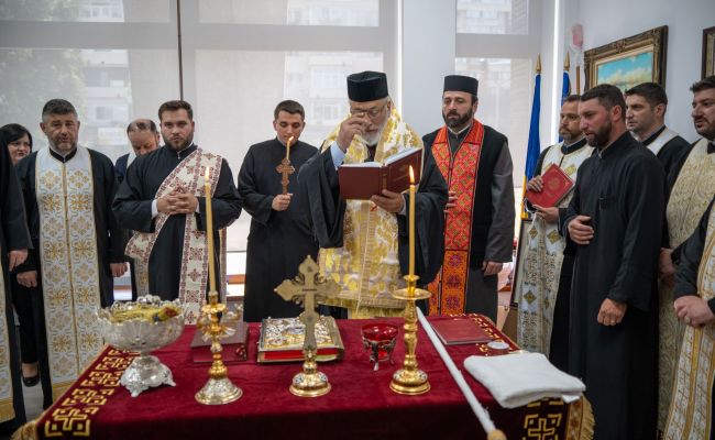 Înalt Prea Sfințitul Calinic a sfințit paraclisul de la Consiliul Județean Argeș