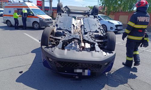 ACUM! Accident în Piteşti! O maşină s-a RĂSTURNAT