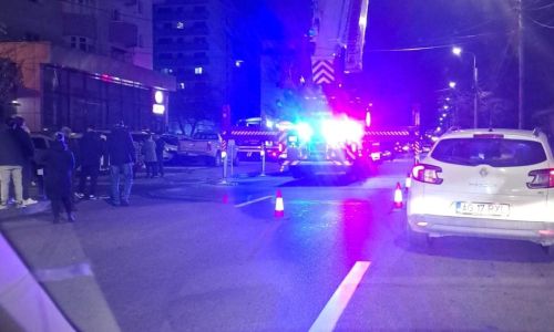 ACUM! INCENDIU într-un BLOC din Pitești