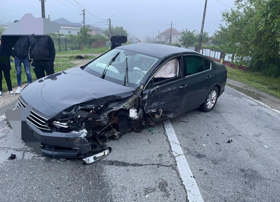ACUM! Accident cu DOUĂ MAȘINI în Argeș