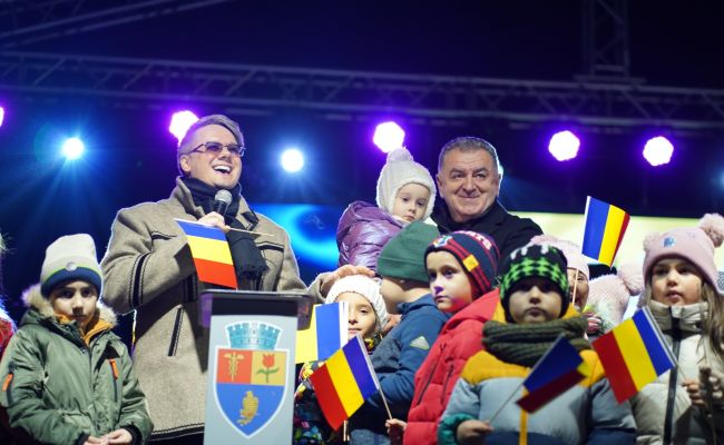Primarul Gentea a aprins iluminatul festiv, alături de minunaţii copii ai Piteştiului