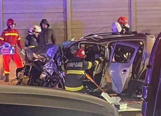 ACUM! Accident MORTAL în Pitești! Mașină făcută ZOB