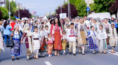 Mii de persoane au fost prezente la Mioveni, la parada portului popular