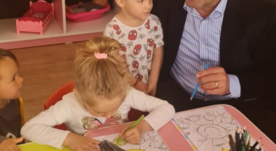 Primarul Dan Stroe, cadouri pentru prichindeii din Bradu