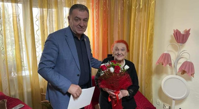 Primarul Gentea, surpriză pentru o piteșteancă ajunsă la 100 de ani