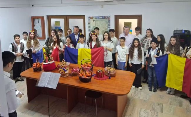 Sărbătoare în comuna Bradu! Elevii din localitate au sărbătorit Ziua Națională!