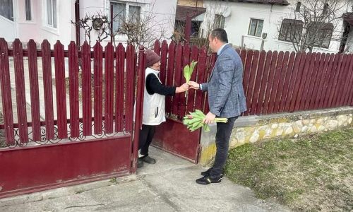 Primarul comunei Budeasa a oferit flori doamnelor și domnișoarelor