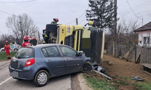 Accident în Argeș! Un camion s-a RĂSTURNAT