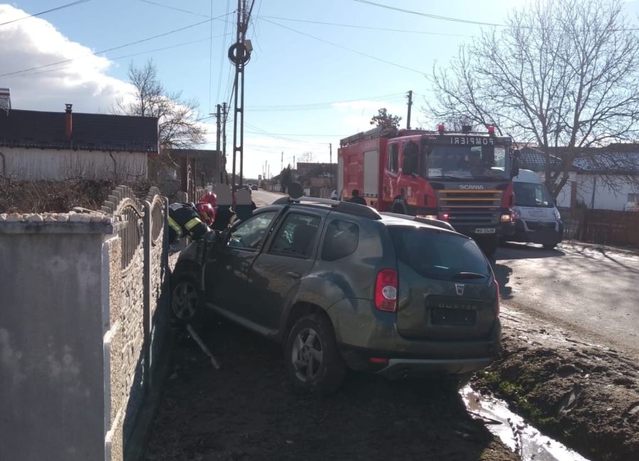 ACUM! Accident în Argeș! A intrat cu mașina într-un gard