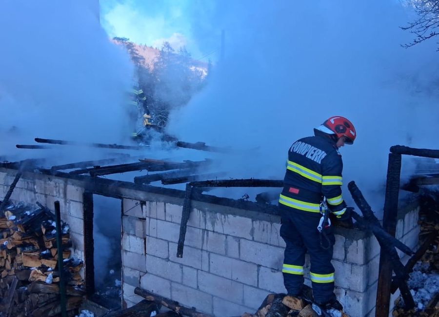 ACUM! Incendiu puternic într-o GOSPODĂRIE din Argeș!