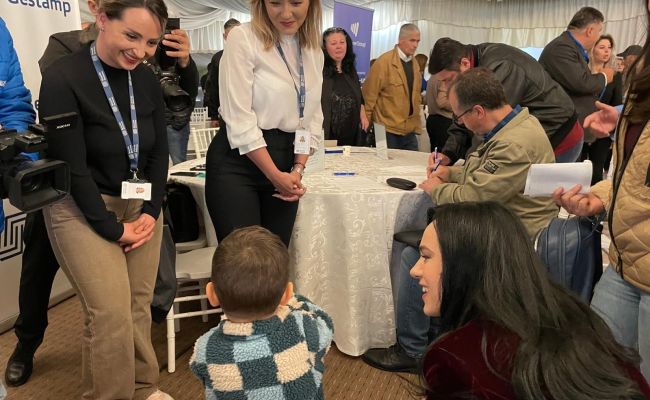 Ministrul Simona Bucura-Oprescu, președintele CJ Argeș Ion Mînzînă și primarul Cristian Gentea s-au întâlnit cu angajatorii și candidații de la Bursa Locurilor de Muncă de la Pitești! Argeșul se dezvoltă prin investiții majore care aduc locuri de muncă pl