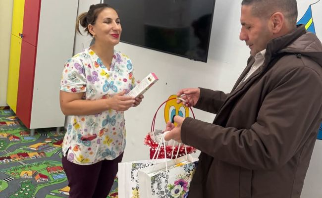 Primarul Dan Stroe a oferit mărțișoare doamnelor și domnișoarelor