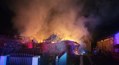 Incendiu URIAȘ în Argeș! Trei case au luat FOC