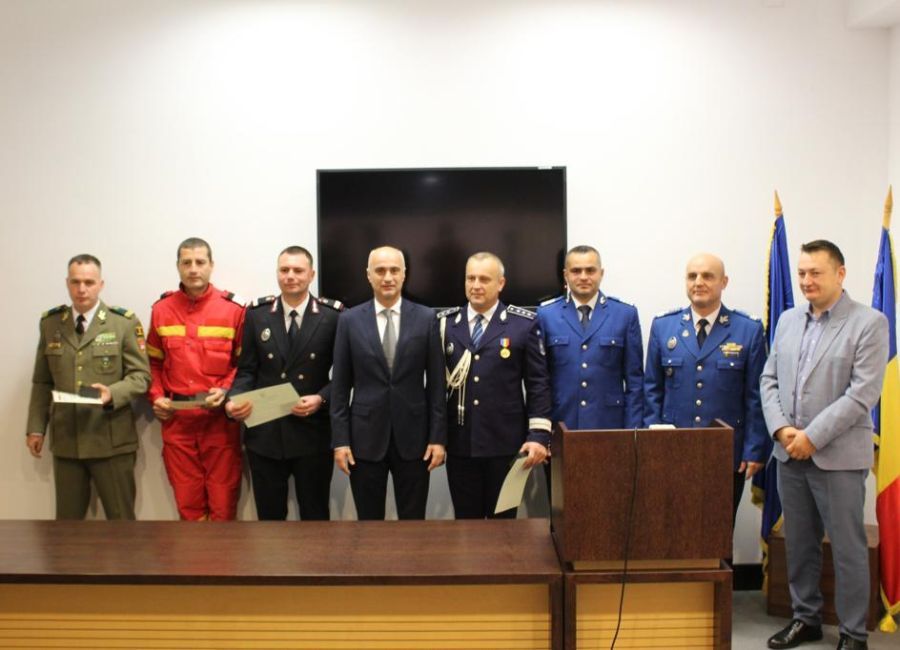 Cinci eroi din Argeş au fost premiaţi de către prefectul Radu Perianu