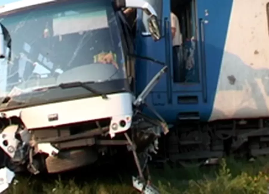 ACUM! O mașină a fost lovită de tren în Argeș!