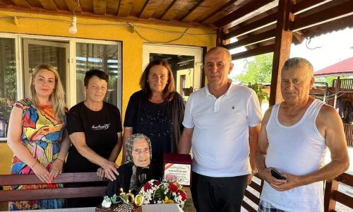 Momente speciale la Ștefănești! O bătrână a împlinit 100 de ani