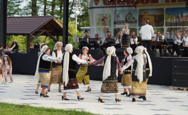 Sărbătoarea Primăverii, Muncii și Bucuriei – Prima seară încheiată cu joc și voie bună!