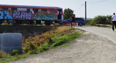 ACUM! Mașină LOVITĂ de TREN în Argeș