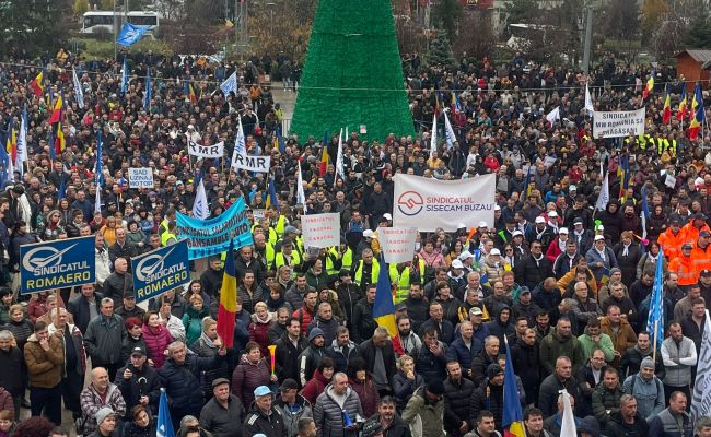VIDEO! ACUM! Mii de angajaţi Dacia protestează în centrul Mioveniului