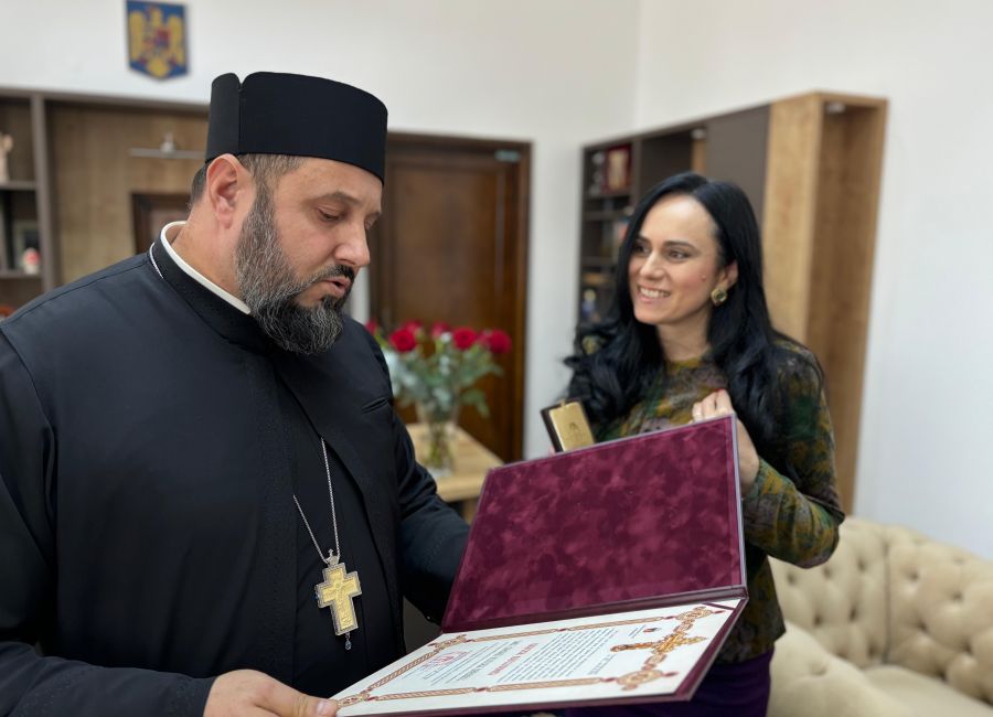 Ministrul Simona Bucura-Oprescu a primit cea mai înaltă distincție a Arhiepiscopiei Sucevei și Rădăuților - “Crucea Bucovinei”