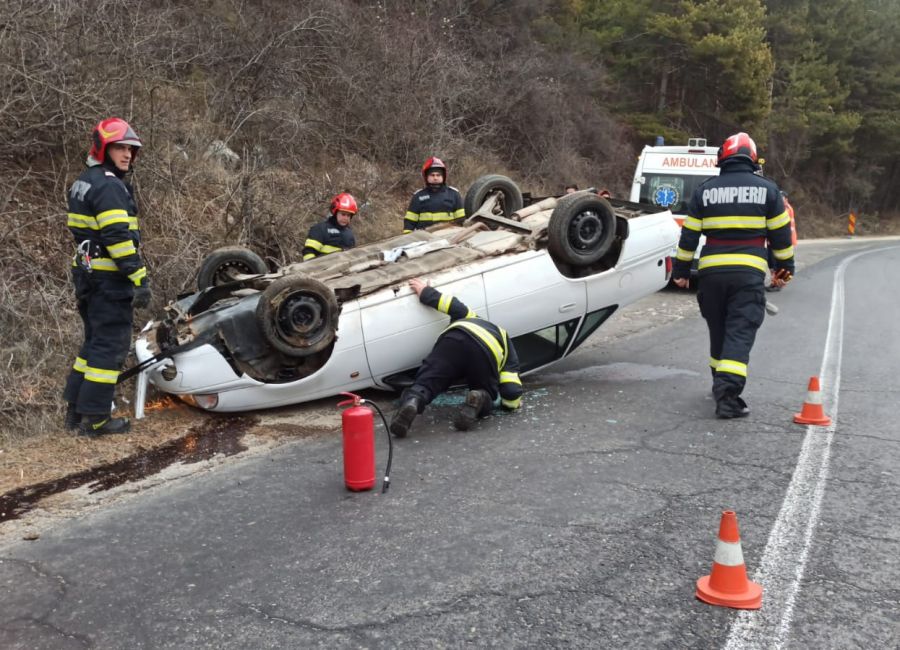Accident GRAV în Argeș! O mașină s-a RĂSTURNAT