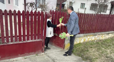 Primarul comunei Budeasa a oferit flori doamnelor și domnișoarelor