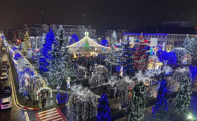 A fost aprins iluminatul festiv la Mioveni