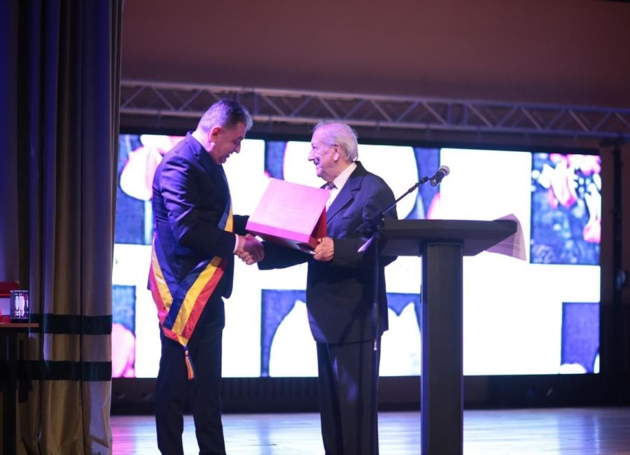 Distincţie pentru părintele Simfoniei Lalelelor! Primarul Gentea i-a înmânat titlul de Cetăţean de Onoare