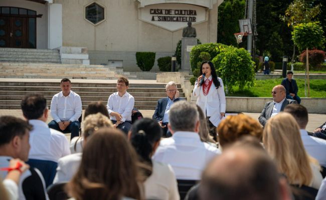Unul dintre cei mai importanți lideri europeni, în Argeș alături de ministrul Muncii, Simona Bucura-Oprescu, și de președintele Consiliului Județean, Ion Mînzînă!